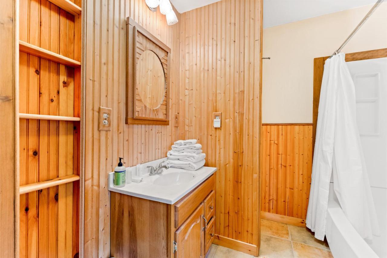 River Road Treehouse Retreat Warrensburg Экстерьер фото